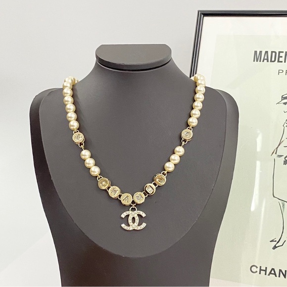 Chic Gold and Cream Pearl Necklace